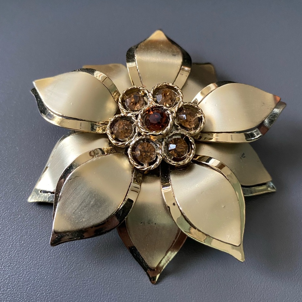 Vintage Flower Gold Tone Rhinestone Brooch Pin